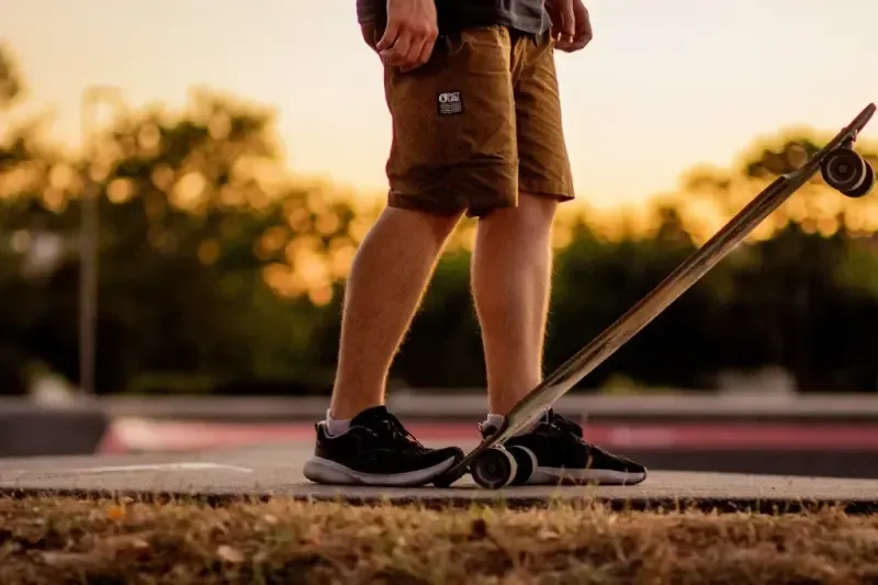 Longboard czy snowboard: Jak wybrać odpowiednią deskę do swojego stylu jazdy?
