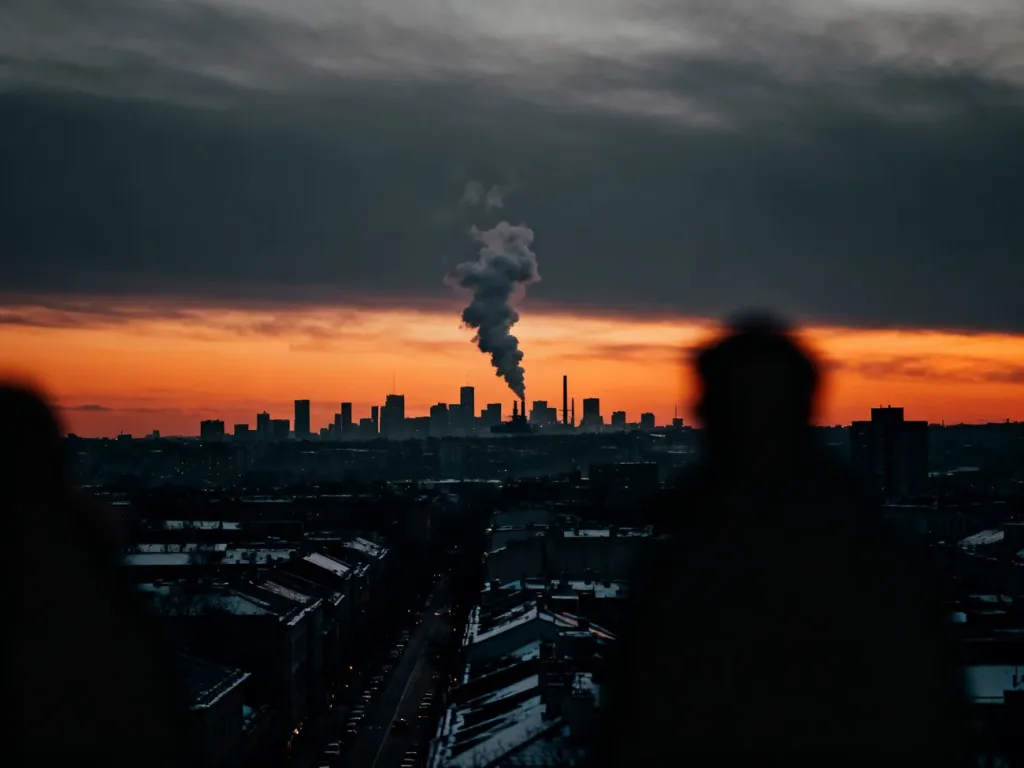 Dym unoszący się nad sosnowiecką strefą przemysłową o zachodzie słońca.