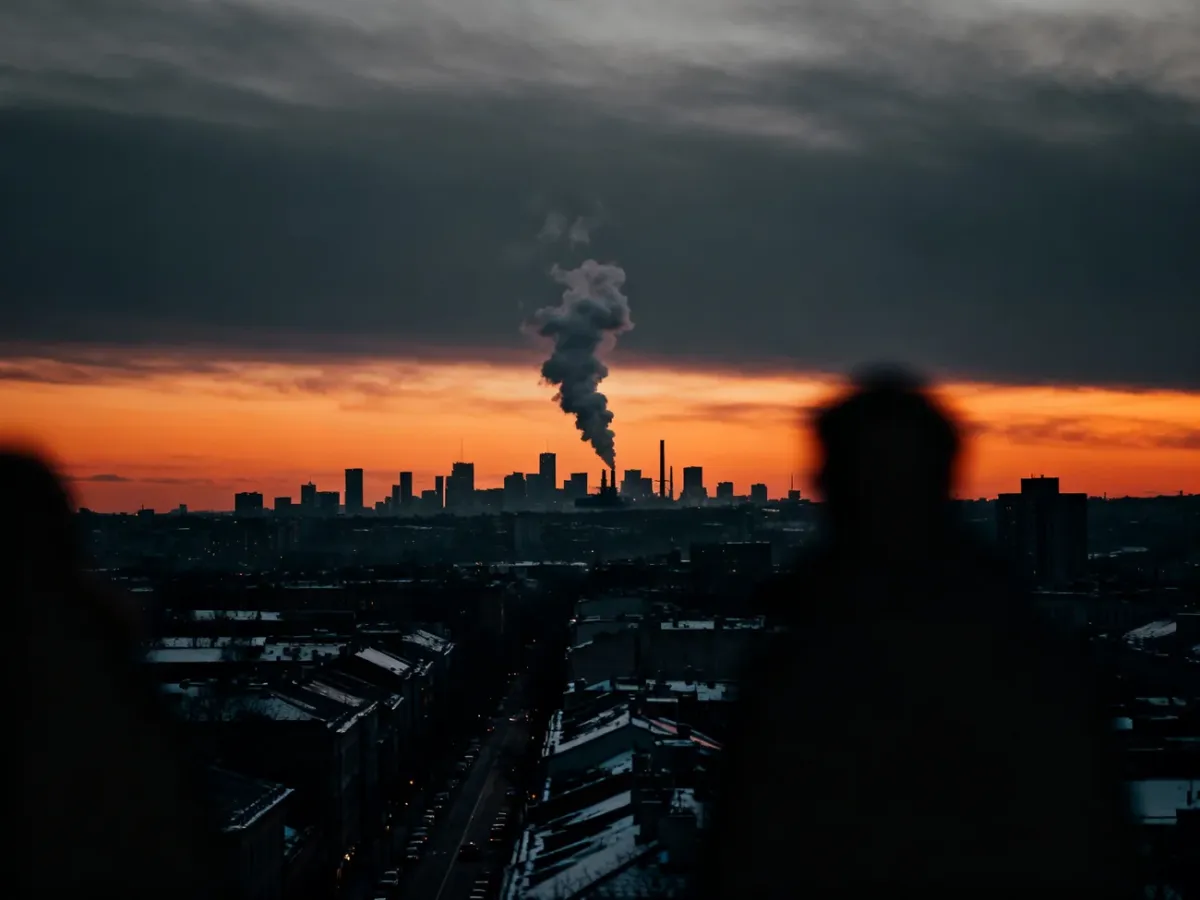 Dym unoszący się nad sosnowiecką strefą przemysłową o zachodzie słońca.