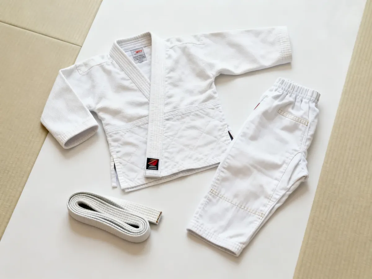 Biała judoga dziecięca z bluzą, spodniami i pasem
